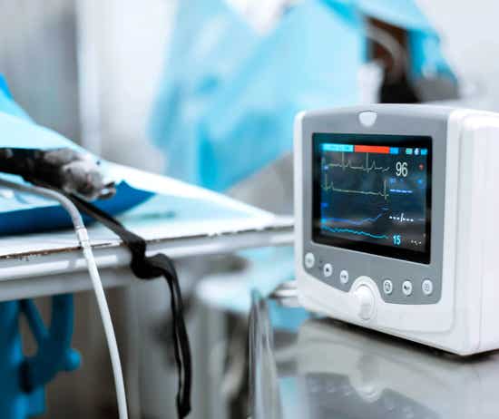 Realizando una electrocardiograma a una mascota en la clínica veterinaria El Jardín.